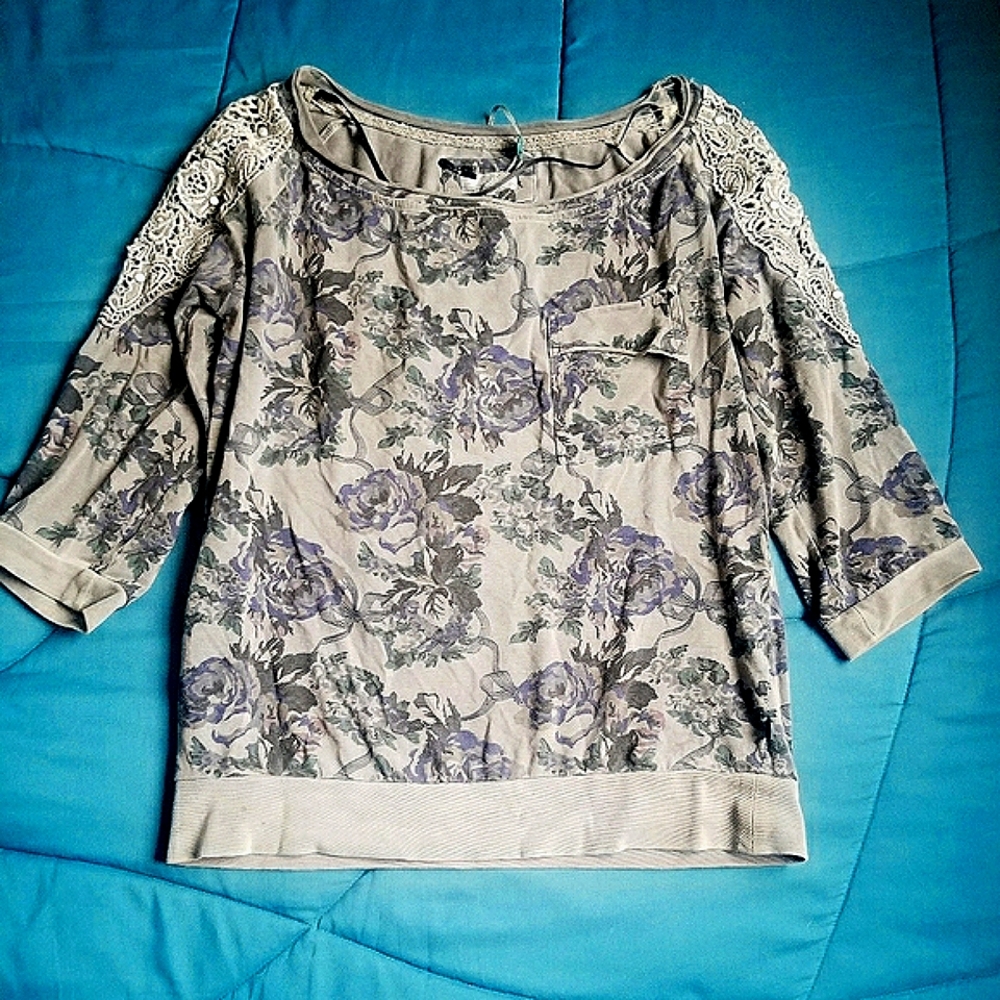 Unique Grey Floral w/ Lace Woven Sleeve Detail